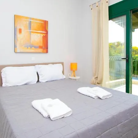 בית נופש Plagia Vacation Houses With Shared Pool חניוטי